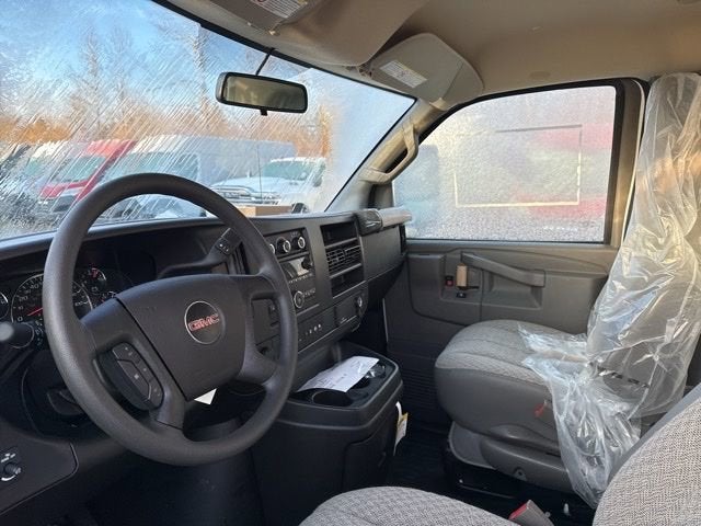2025 GMC Savana Cutaway 3500 1WT