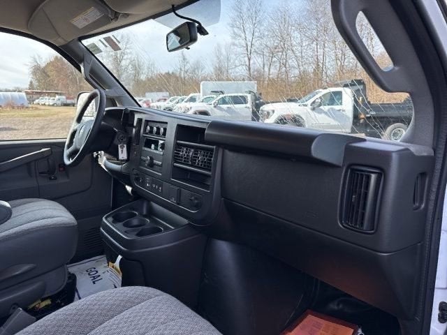 2025 GMC Savana Cutaway 3500 1WT