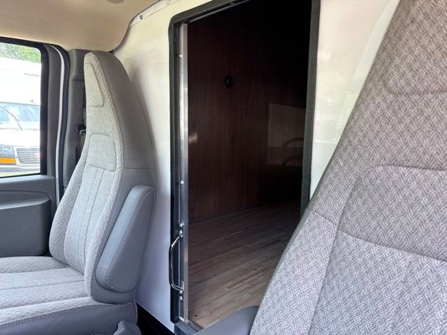 2025 GMC Savana Cutaway 3500 1WT