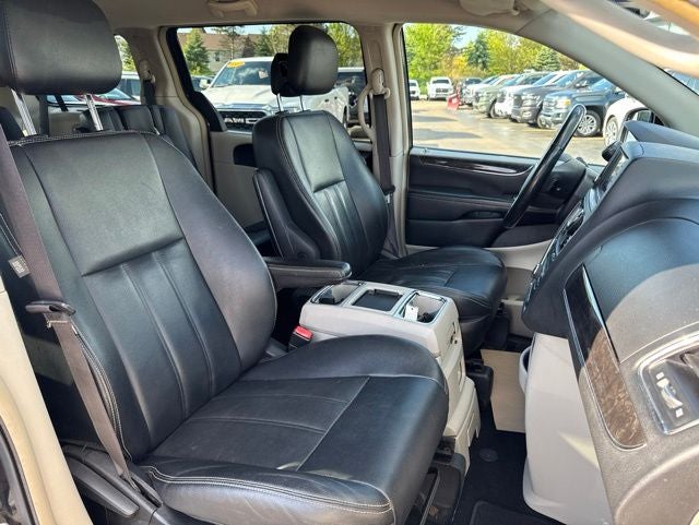 2016 Chrysler Town & Country Touring