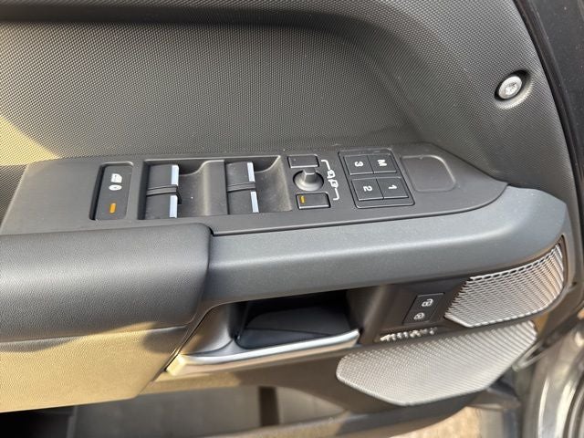 2023 Land Rover Defender 130 X-Dynamic SE