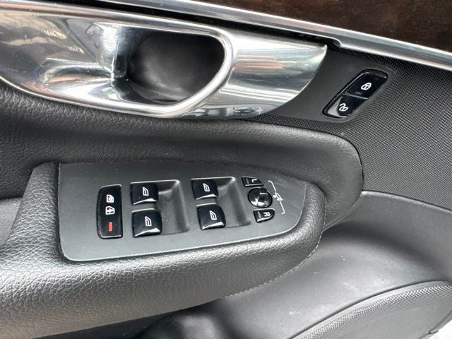 2017 Volvo XC90 T6 Momentum
