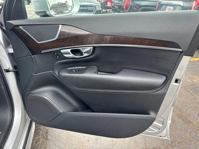 2017 Volvo XC90 T6 Momentum