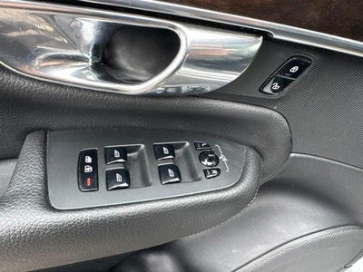 2017 Volvo XC90 T6 Momentum